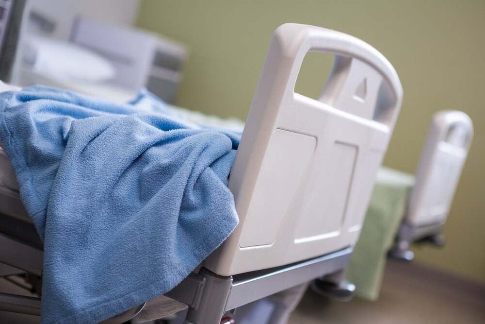 Dzielnicowy edukuje uczniów w Szkole Podstawowej w Wysokiej o bezpieczeństwie zimowym